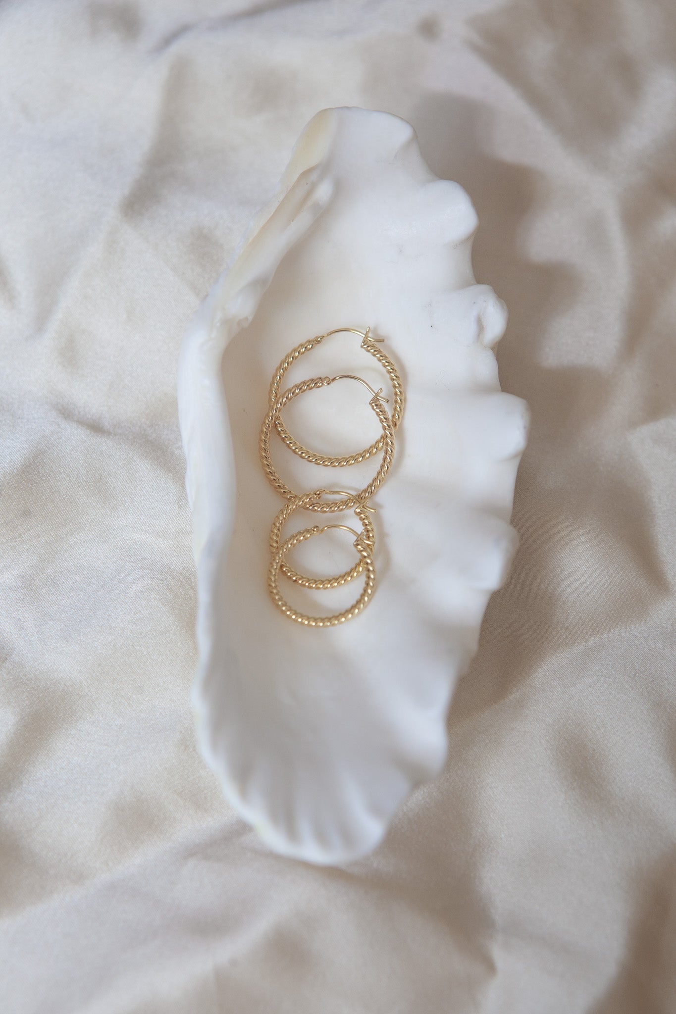 The Medium Twisted Hoops - Gold